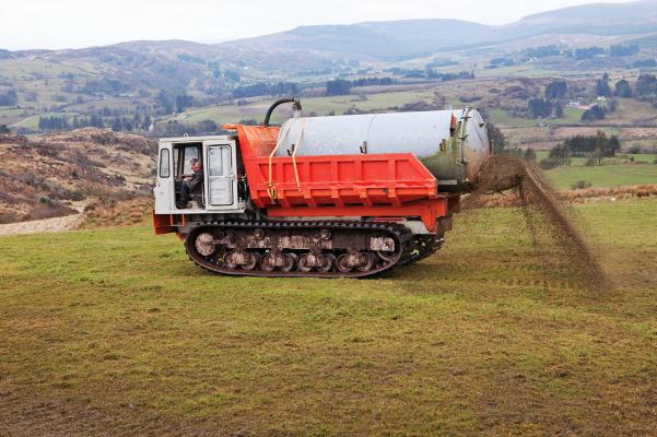 Rubber tracks offer slurry spreading solutions Rubber tracks offer slurry spreading solutions