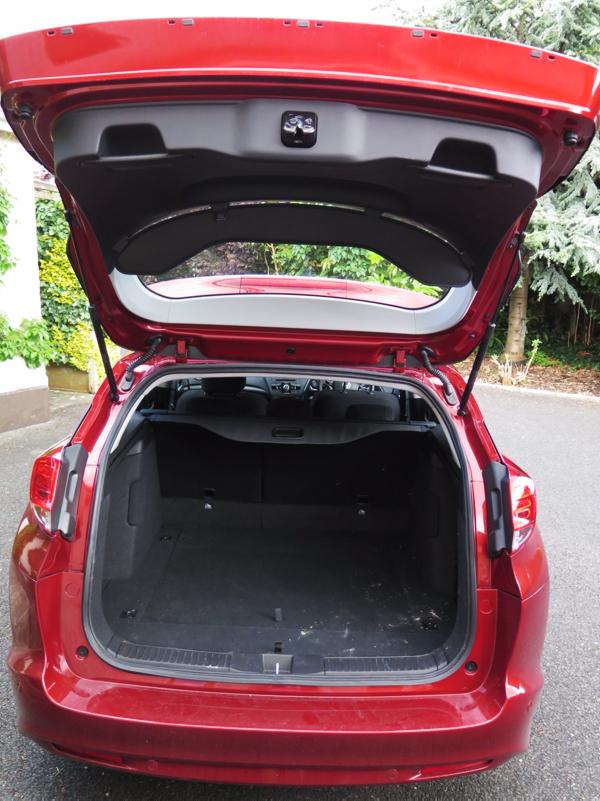 Style, space and economy in Civic Tourer Style, space and economy in Civic Tourer