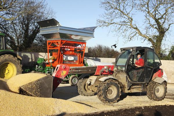 Storing alternative feeds with a SAMCO Bag Press Storing alternative feeds with a SAMCO Bag Press