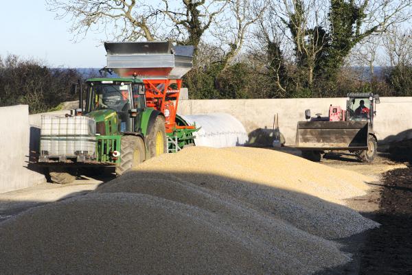 Storing alternative feeds with a SAMCO Bag Press Storing alternative feeds with a SAMCO Bag Press