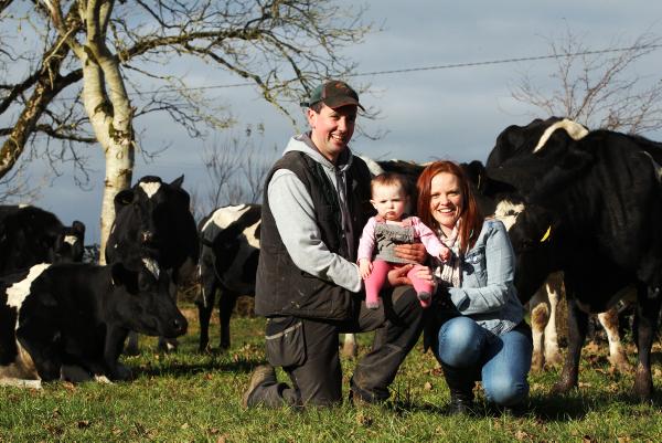 Thunder showers welcome relief on dry farms Thunder showers welcome relief on dry farms