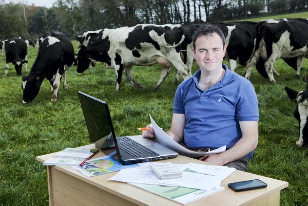 Thunder showers welcome relief on dry farms Thunder showers welcome relief on dry farms