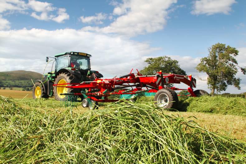 Kverneland introduces its heavy-duty centre swath rake Kverneland introduces its heavy-duty centre swath rake