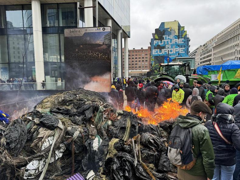 Farmers dump slurry and tyres at Brussels farmer protest Farmers dump slurry and tyres at Brussels farmer protest