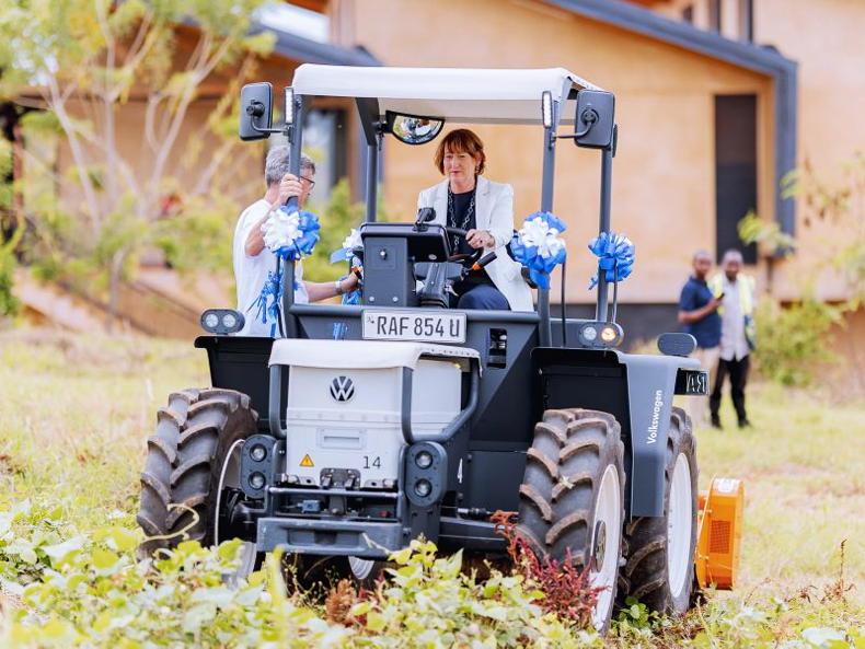 The battle for the electric tractor warms up The battle for the electric tractor warms up