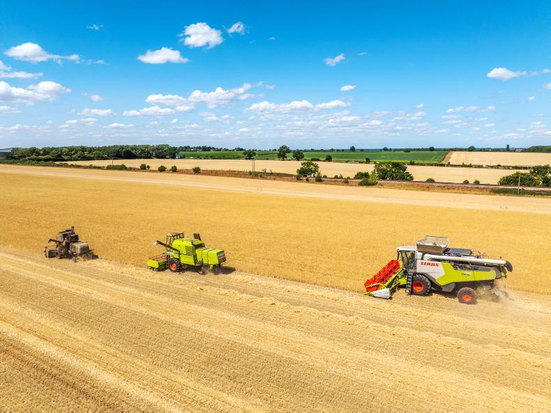 58-year-old Claas combine harvests again after restoration 58-year-old Claas combine harvests again after restoration