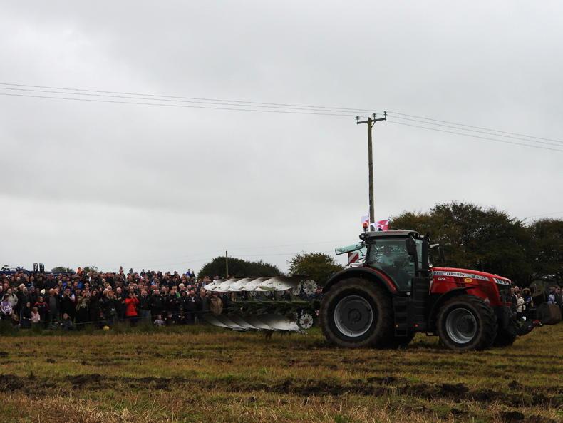 4,000 watch Galway contractor beat 37-year-old ploughing world record time 4,000 watch Galway contractor beat 37-year-old ploughing world record time