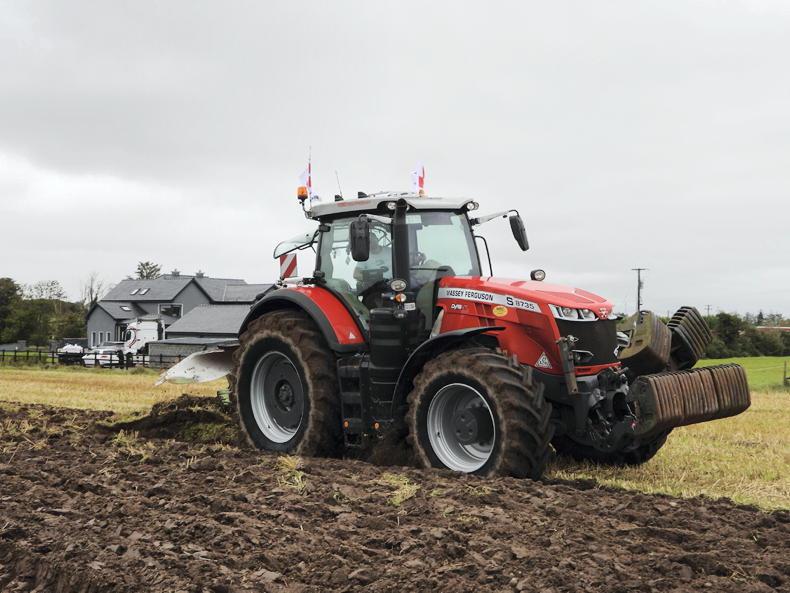 4,000 watch Galway contractor beat 37-year-old ploughing world record time 4,000 watch Galway contractor beat 37-year-old ploughing world record time